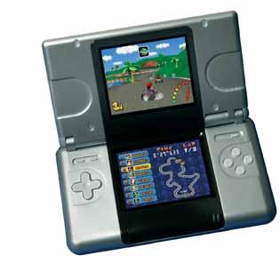 Szélesvásznú (640x320) érintőképernyője igen szép ellenfeleként a Nintendo is képet ad, 65 536 színt képes megjeleníteni.