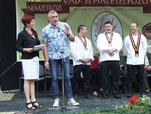 Mindemellett a park egy másik szegletében Baló Attila és neje egy rendkívül izgalmas és interaktív íjászbemutatóval hívta fel a népes közönség figyelmét.
