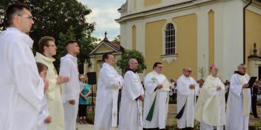 iskolában tanítunk, a plébánián csak szentségi fel - készítéseket tartunk, például elsőáldozóknak és a szüleiknek. Van bérmálkozói ill. katekumen csoportunk is.