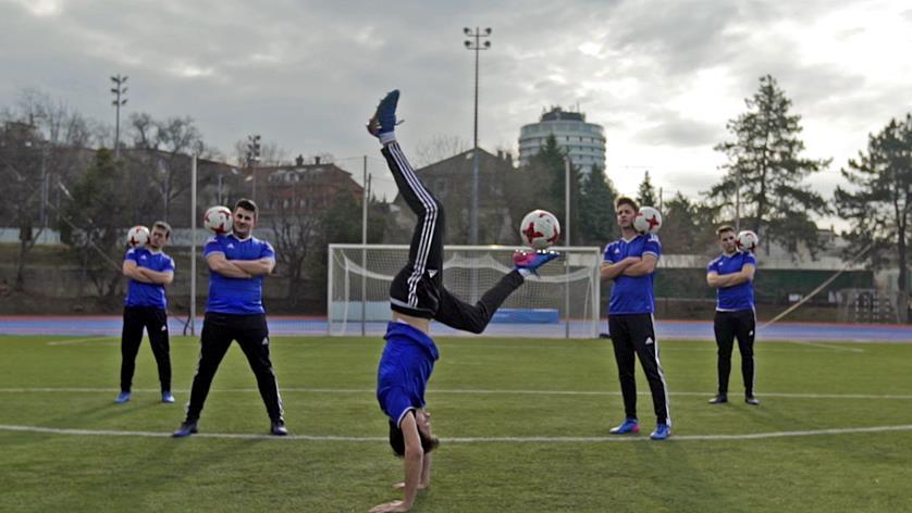 VARÁZSOLJ A LABDÁVAL! A Freestyle Foci Team Sport Egyesület 2016-ban, amely a világ első szabad stílusú labdarúgást űző sportemberek csapata volt.
