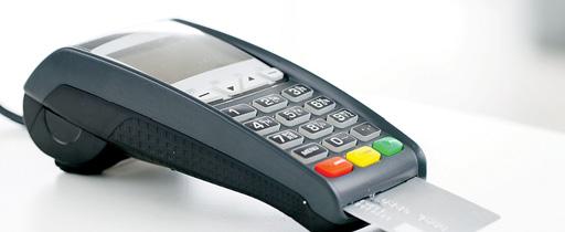 transakcije plaćanja, a jedan posto transakcije podizanja gotovine). BANKOMATI I EFT POS TERMINALI Potkraj 2017. u Hrvatskoj je bilo 5088 bankomata, što je u odnosu na 2016.