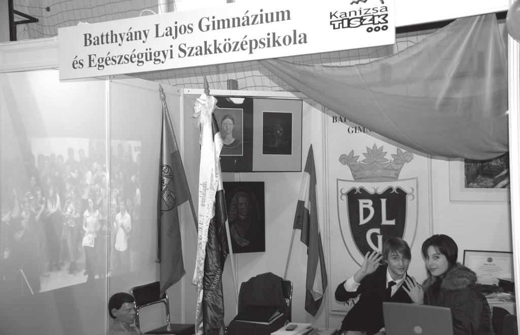 Órai munka: jeles Agyzsibbasztó, fárasztó utolsó óra. Számok, betûk, adatok kavarognak a légüres térben; az osztály halkan morajlik, a tanerõ megkísérli ébren tartani az érdeklõdést és a diákokat.