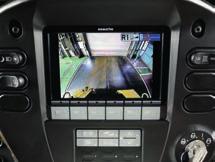 A gép hatékony és kényelmes kormányzásáról az ergonomikus, egykezes működtetésű vezérlőrendszer (PCCS) gondoskodik. A tolólap elektromos vezérlő-botkormánya pontos irányítást tesz lehetővé.