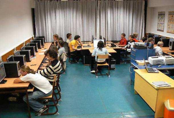 Szakkörökre, kre, diákk kkörökre kre járunk: j