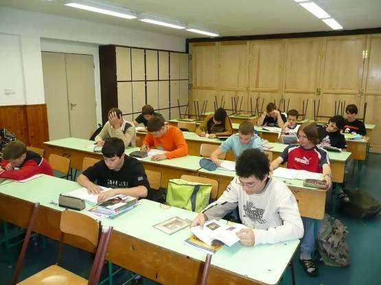 A kollégist gisták kedvenc időtölt ltése: a tanulószobai