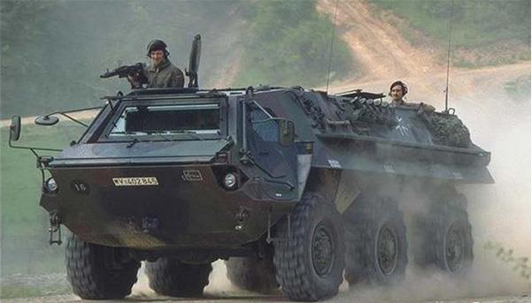 A BTR 82A jármű ballisztikai védelmét növelik a laminált kevlár kiegészítő védőelemek.