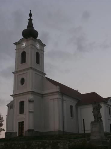 Leggyakoribb megoldás a lámpatestek felszerelésére a templom illetve szomszédos épület teteje, áramszolgáltató oszlopa, valamint a
