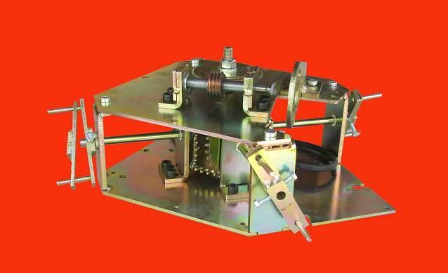 A mutatótengely hossza helyszínre méretezve kerül kialakításra. A mutatók együttes járását speciális elektronika biztosítja.