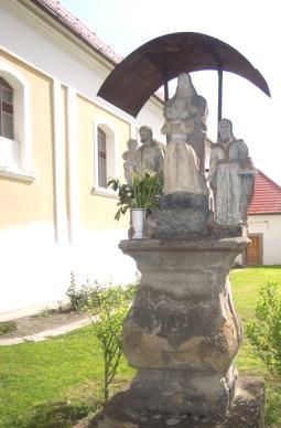 Z významných osobností obce je možné spomenúť Andrása Püspökiho, ktorého pozostatky sa našli v kaplnke a údajne daroval oltárny obraz