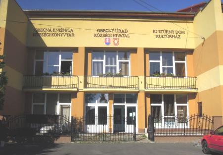 Podľa slov starostu, boli objavené svedectvá o ťažbe ílu na území obce, z ktorého sa vyrábali škridle a následne vypaľovali v peciach, ale nezachovali sa.