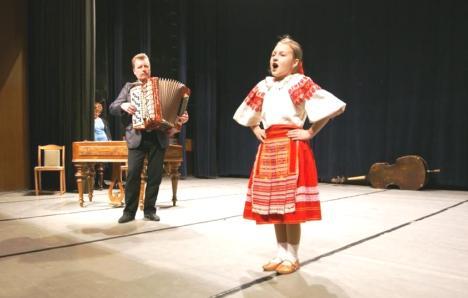 Súťažili v nej deti z detských folklórnych kolektívov banskobystrického kraja, ktorí postúpili na krajskú prehliadku zo svojich okresných a regionálnych prehliadok.