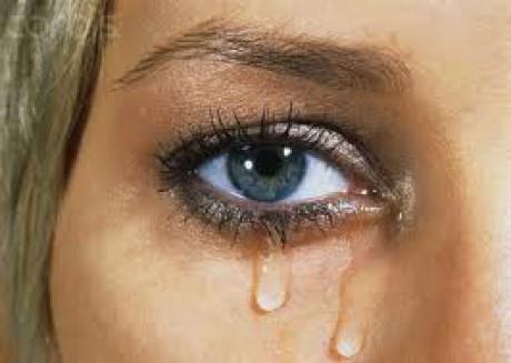 A szomorúságnál a szemhéj leereszkedik, a szemöldök nem mozdul, a belső részei összehúzódnak. A pupilla kicsi marad. A tekintet gyakran a távolba mered. A szomorúságnál előfordul a könny, sírás.