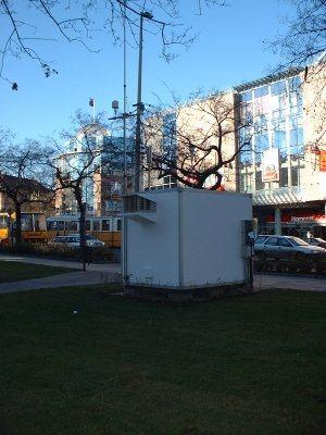 10. ábra: Széna téri légszennyezettségi márőállomás A mérőpontok helyének kiválasztásához figyelembe kell venni az emberi egészség védelmét és az ökológiailag sérülékeny területek védelmét.