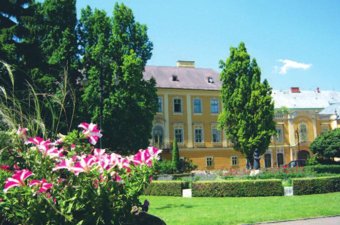 Az érseki palota Az érseki palota előkertje.