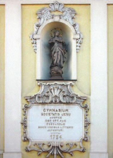 Loyolai Szent Ignác, Gonzága Szent Alajos szobra látható.
