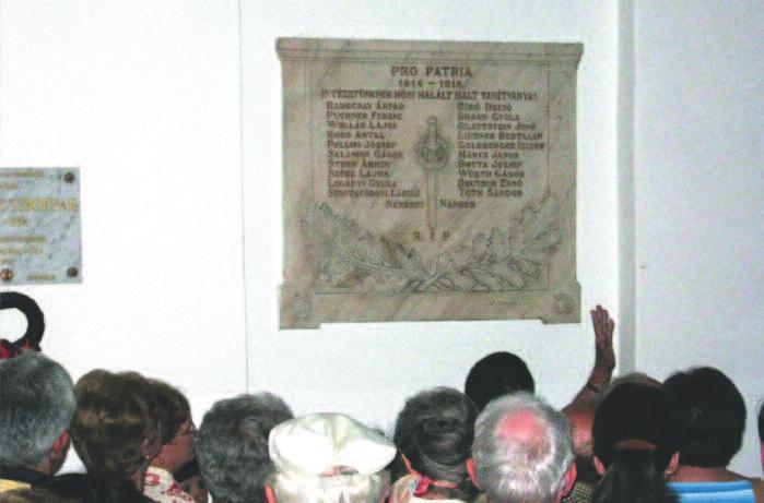 emeleti kerengőt, ami 1987-ben, a vár visszafoglalásának 300.