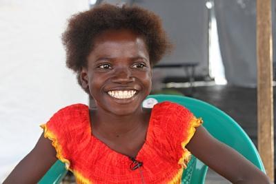 A Vöröskereszt munkatársai által biztosított kezelés meggyógyította, egyre jobban megerősödött, és most visszatérhetett anyjához és nyolc testvéréhez.