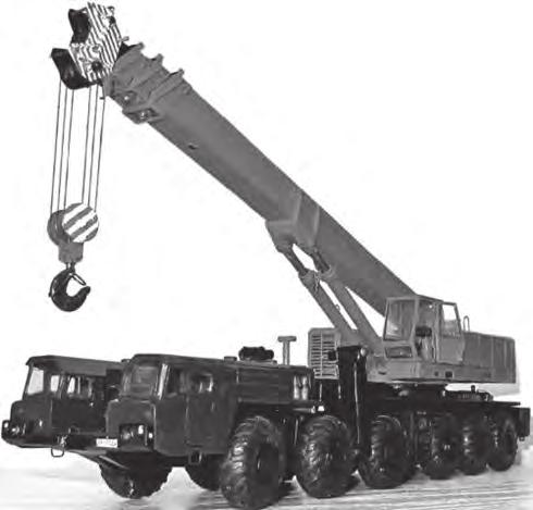 Tanulmányok 34. ábra RSzD 10 Pionyer rakéta MAZ 547A szállító-indító jármű 35. ábra. A KSz 7571-es (KT 80) 80 tonnás autódaru ket.