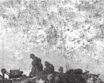 rész 25. ábra. Amerikai katonák egy útról lecsúszott M 26 harckocsit próbálnak kimenteni a sárból 1951 áprilisában 1951.
