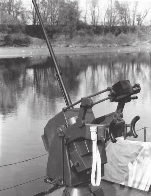 Tanulmányok 16. ábra: 152 mm-es 2Sz3M önjáró tarack (Akácija) vagy fedett tűzelőállásból, közvetlen, vagy megosztott irányzással. Az önjáró tarack jármű résznek tartozéka 1 db 7,62 mm-es PKT géppuska.