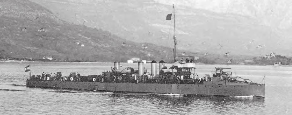 Tanulmányok 4. ábra. A HUSZÁR osztály egyik egysége a Cattaró-i kikötőben, 1910-ben and J. Seifridsberger voltak jelen. W. W. Marriner és Mr. Harold Yarrow voltak a Yarrow & Co.