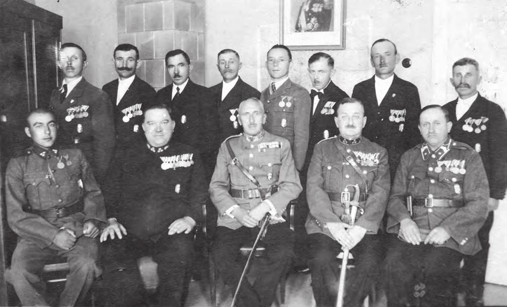 Hazai tükör 10. ábra. Tóth Lajos az ülő sor bal szélén, szakaszvezetőként vitézzé avatása napján Munkácson, 1940.