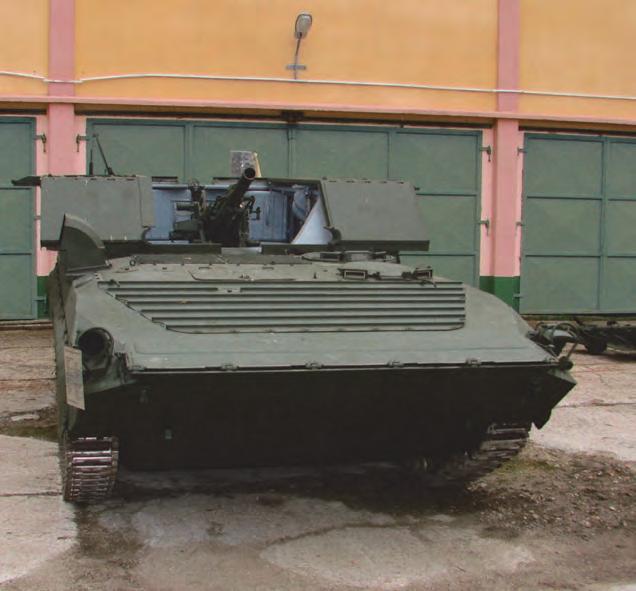 Az AMB 1 harcjármű automata aknavető-hordozó változat nyitott fedelekkel mérhető a jármű hossz- és kereszttengely szerinti dőlése; mérhető az aknavető oldal- és magassági