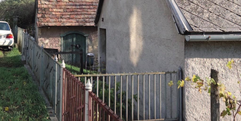 Ha a telek egy kicsit szélesebb az átlagosnál, akkor előfordul, hogy az udvar másik oldalára is kerül egy kisebb épület, jellemzően nyári konyha