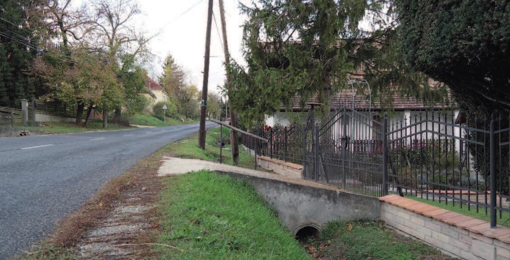 A két épített sáv közötti zöld felület, középen a Szent László patakkal és a patak menti ártéri növényzettel, a házak túloldalán pedig az erdőben végződő szántók és füves területek olyan