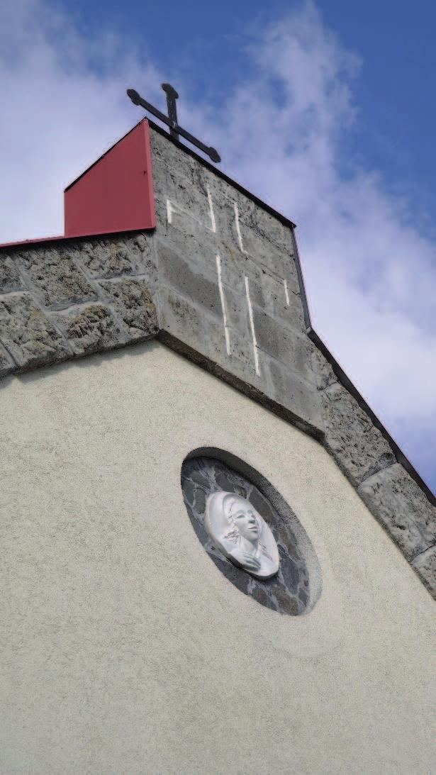 oldalirányban sekrestyével bővített templomépület, különálló fa szerkezetű haránglábbal.