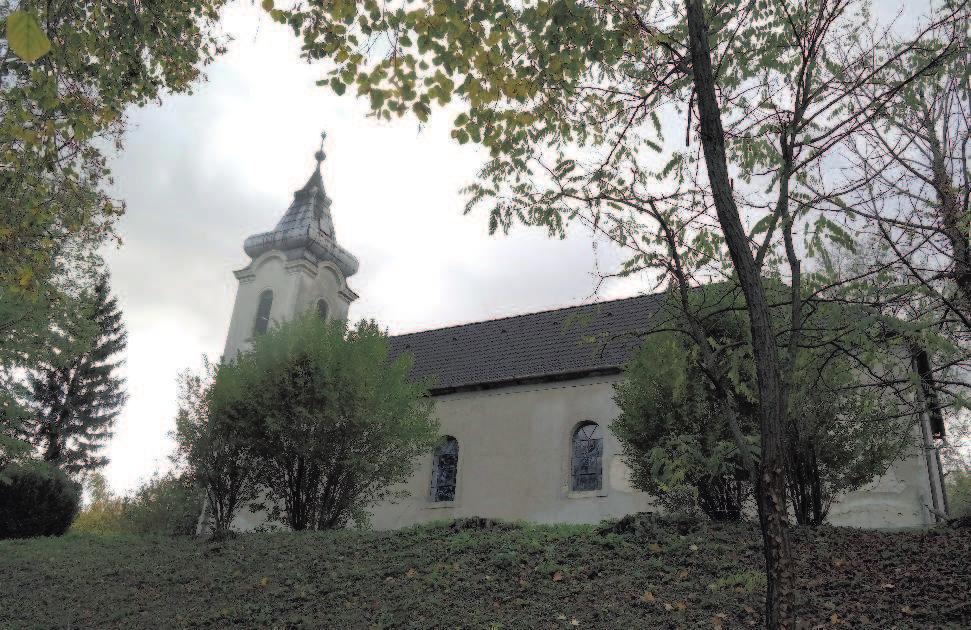 kőlépcső a templomtorony által kijelölt bejárathoz. Az 1745-ös erdőirtással szerzett telekre először még nem épült templom.