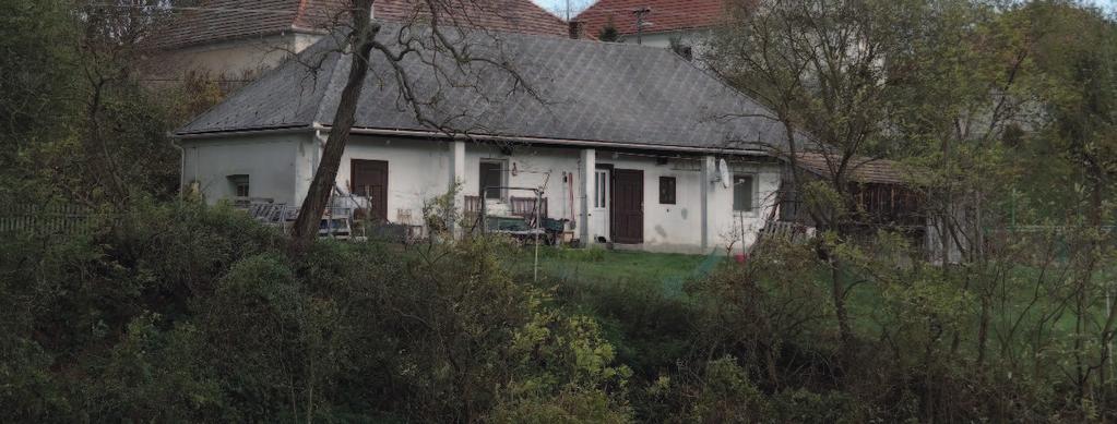 Csabdi közepén magasodó dombon