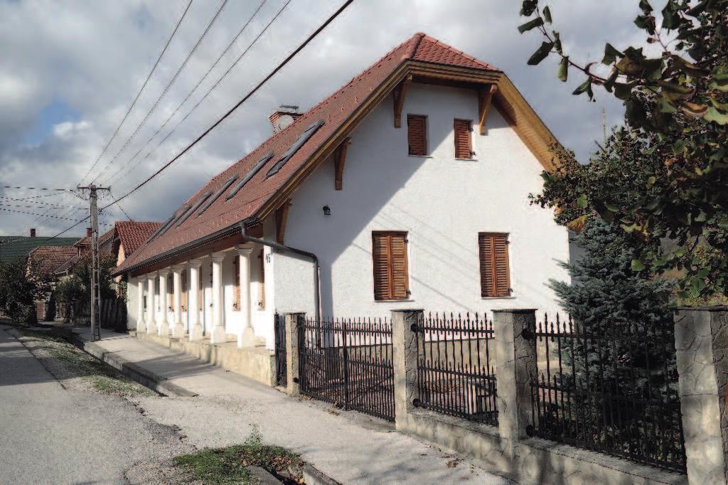 Ennek egyik szép emléke a Pavalacs ház, utcára néző árkádsorral.