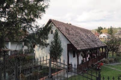 átmeneti teret képez a kert és a lakás között, egységesíti a kerti