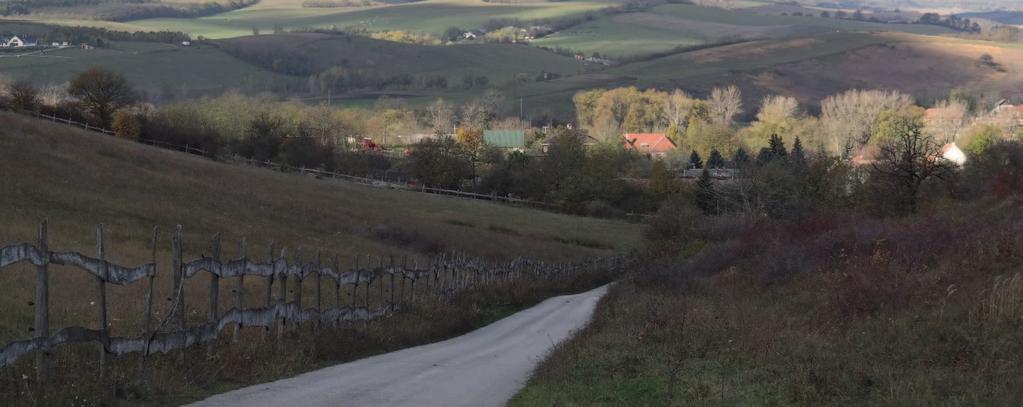 A friss levegő, a csend, a madárcsicsergés, a néhányszáz méterre elérhető gyalogos vagy kerékpáros túraélmények nem csak az eredendő természeti adottságoknak köszönhetőek, hanem annak is, hogy mindez
