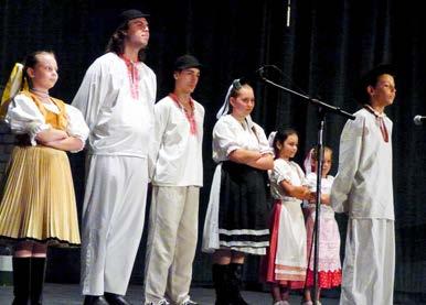 Az érsekújvári Gyermek Folklórfesztiválon Örömet osztanak itthon és külföldön program keretében népi énekeket halunk tőlük.