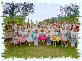 A csoport művészeti vezetője Zdena Šlichtová. Az érsekújvári Zlatý levík közötti együttműködést a folklór két jeles személyisége dr.