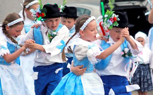 Levaránek - Veľké Leváre A csoport neve a település elnevezéséből származik. A folklórcsoport 2003. október 1-jén alakult, mint zenés, táncos szakkör az alapiskolában.