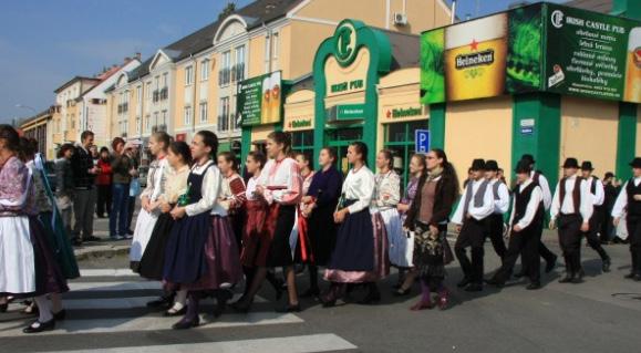 környező községek lakosait is. Azonban egy idő után a szőlőtermesztés megszűnt.