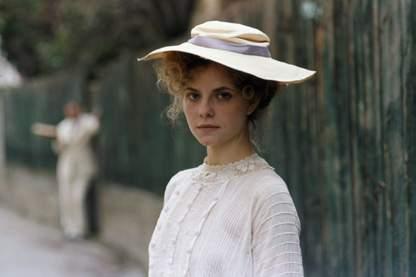 While in the case of Son of Saul the creators did not have enough funds and had to convince investors about their vision without any visual support, in the case of Sunset, they consciously made use