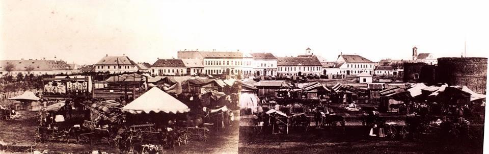 X Rohrbach Antal fényképe a Széchenyi téri vásárról 1860-61 körül. Rohrbach ezen felvételét tarják számon Szeged első városfényképeként.