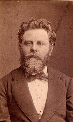Klösz György Budapestről érkezett Szegedre az árvízkatasztrófa után. 1879 április 4-én újságolják: fényképíró érkezett műszereit egy tágas ladikban állította fel.