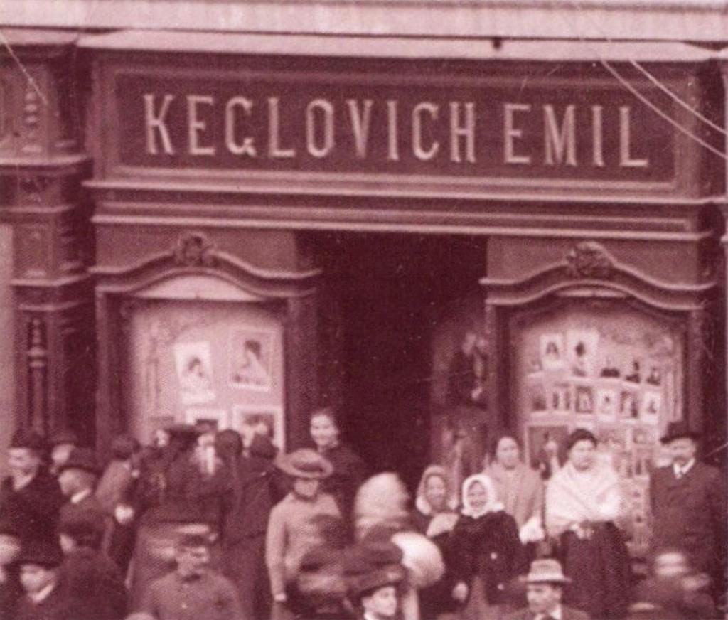 Keglovich egyik üzletének portálja. Fotó: T.