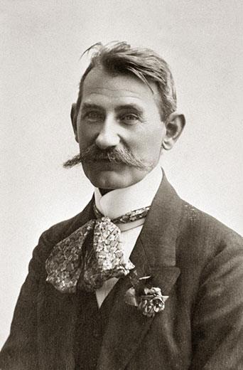 Plohn Illés Hódmezővásárhelyről érkezett a szegedi árvízkatasztrófa hírére. 1879. április 20-án már hirdette, hogy a Szegedi katasztrófa szomorú részletei fényépekben nála kaphatók.