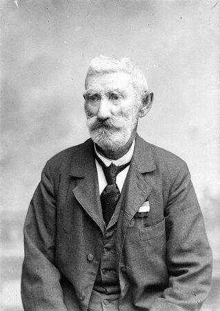 Képek 1885 után "A százötvennégy - közülük nyolcvankilencnek a neve is ismert -, az eddigi feltáró munka tanúsága szerint szinte kivétel nélkül földesúri függésből szabadult telkes jobbágy, házas