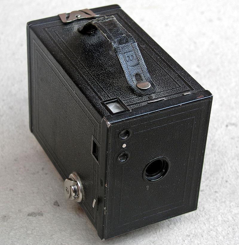 A képrögzítés fejlődése A cég első saját gépe a roll filmes Kodak box kamera olyan sikeres volt, hogy saját nevét is megváltoztatta Eastman Dry Plate Company-ról Eastman Kodak Company-ra.