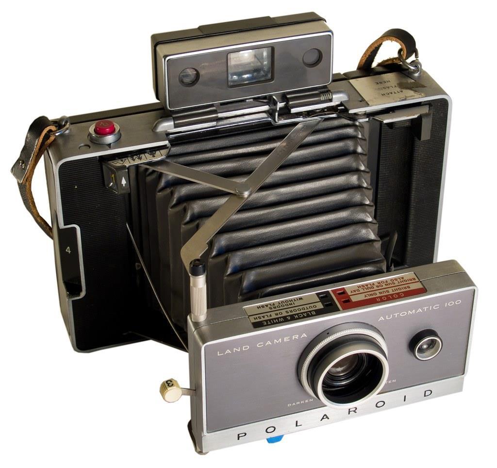 Polaroid története Dr. Edwin Land 1937-ben alapította meg a Polaroid Corporation nevű céget abból a célból, hogy olyan kamerát fejlesszen ki, amely azonnal, ott helyben elő is hívja a képet.