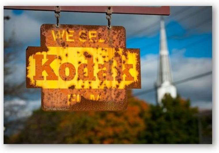 A képrögzítés fejlődése A Kodak 2004. január 13-án bejelentette, hogy fokozatosan kivonul a hagyományos filmes kamerák piacáról, Észak- Amerikában és Nyugat- Európában nem gyárt több filmes kamerát.