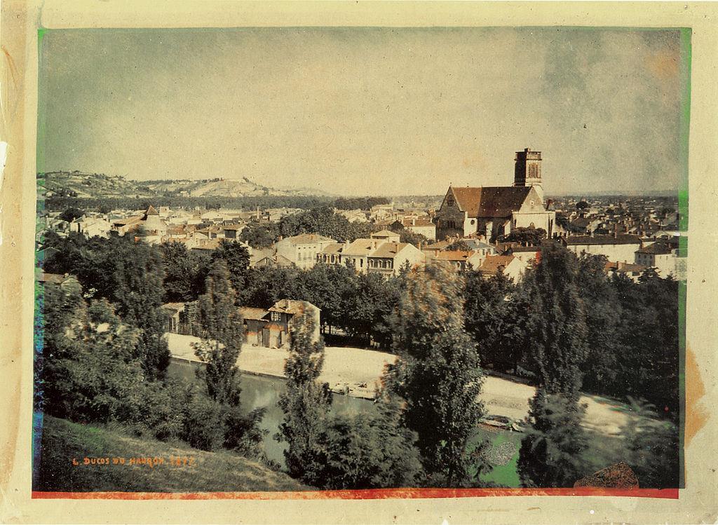 Agen látképe a St. Caprais katedrálissal (Louis Ducos du Hauron, 1877) a világ első színes fotói közül való.