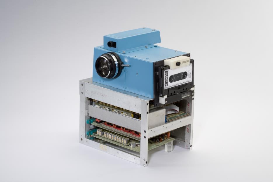 Automata és digitális fényképezőgép A videotelefonok kifejlesztésén fáradozó AT&T Bell Laboratories a kutatások számos melléktermékének egyikeként 1973-ban előállította a világ első digitális